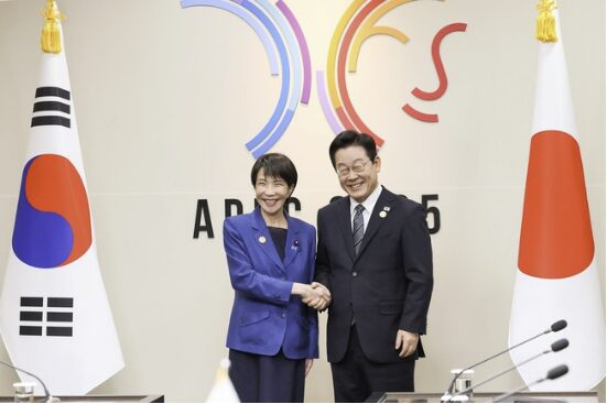 「極右」と「左翼」が選択した現実路線 首脳会談で見えた日韓に対立を続ける余裕はない実情