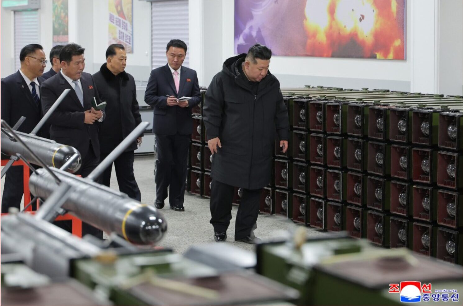 金正恩国務委員長が戦術誘導兵器の生産状況を視察——AI搭載の無人機を量産か